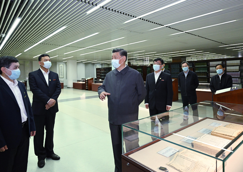 2022年4月25日，習(xí)近平來到中國人民大學(xué)考察調(diào)研。這是他在圖書館考察。