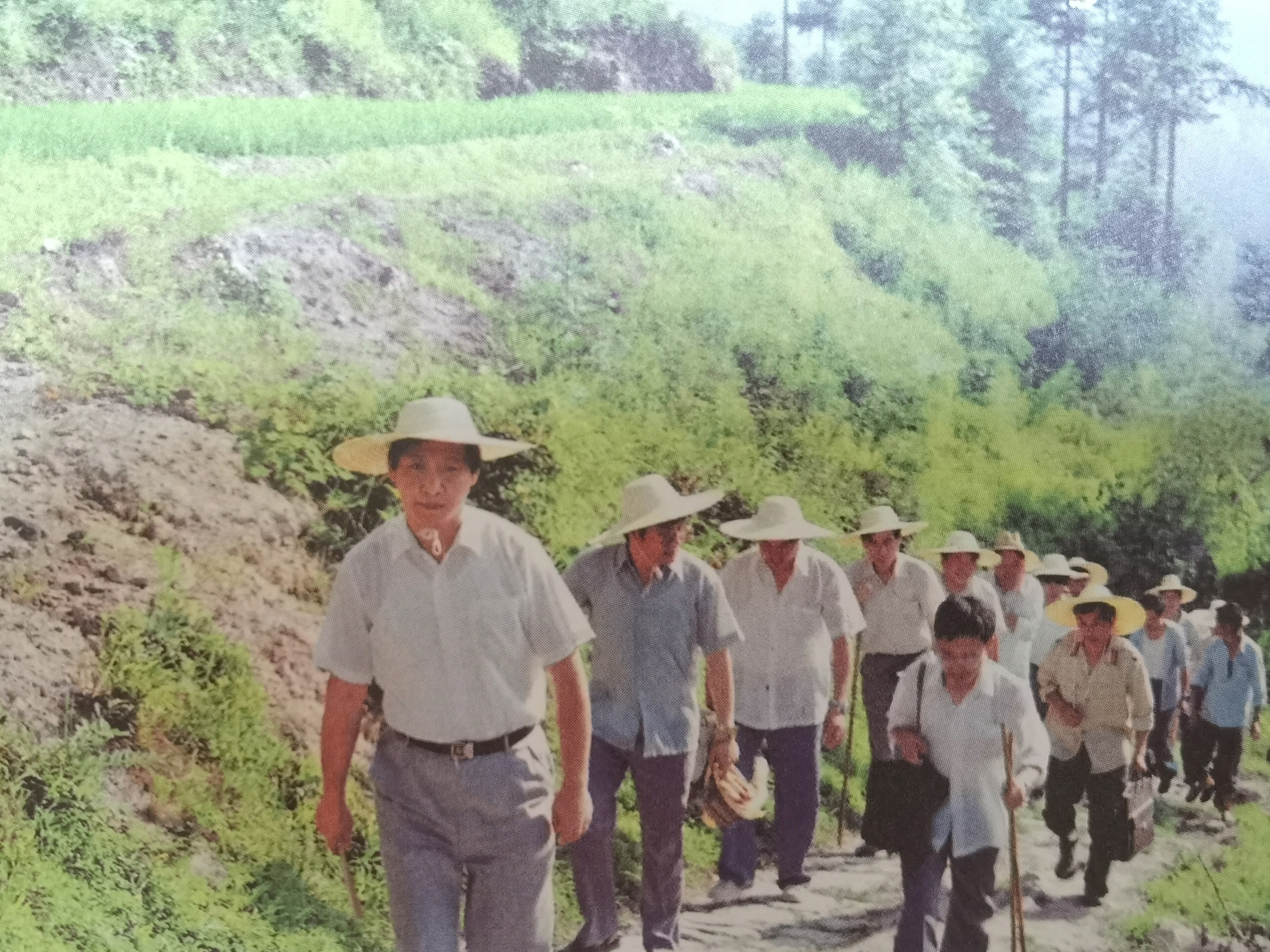 1989年7月，習近平冒著酷暑，帶頭步行到下黨鄉(xiāng)調研。
