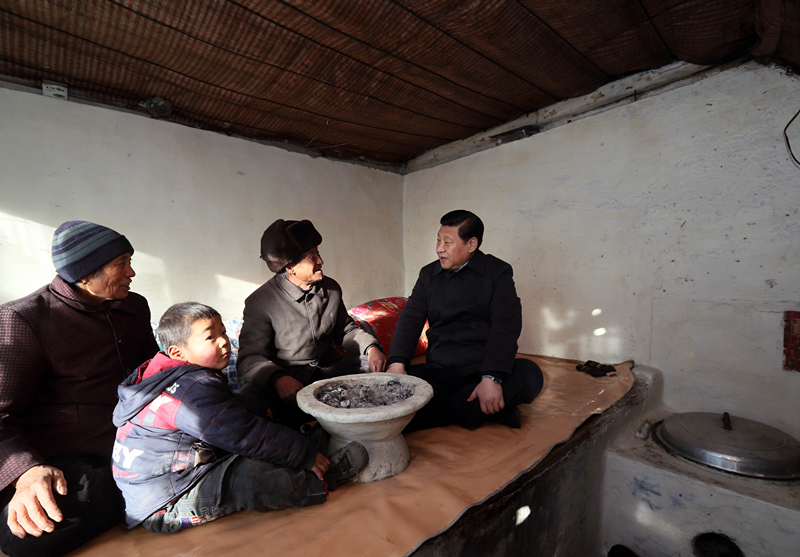 2012年12月30日，習(xí)近平在河北省阜平縣龍泉關(guān)鎮(zhèn)駱駝灣村看望唐榮斌老人一家。
