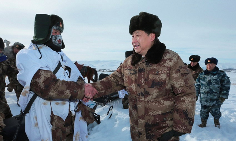 2014年1月26日，習(xí)近平總書記春節(jié)前夕冒嚴(yán)寒踏冰雪慰問邊防官兵。
