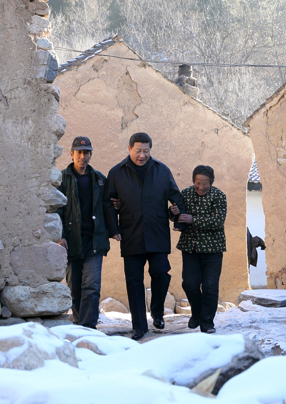 2012年12月30日，習(xí)近平總書記來到地處深山的河北阜平駱駝灣村，走進(jìn)困難群眾唐宗秀家慰問看望。