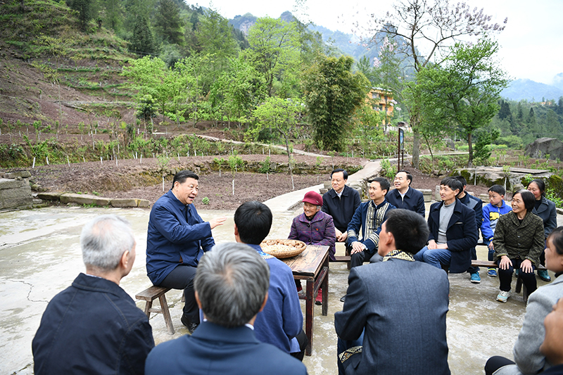 2019年4月15日，習(xí)近平總書記在重慶石柱土家族自治縣中益鄉(xiāng)華溪村同村民代表、基層干部、扶貧干部、鄉(xiāng)村醫(yī)生等圍坐在一起，共話脫貧攻堅(jiān)。