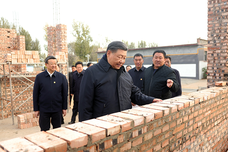 2023年11月10日，習(xí)近平總書記在河北保定涿州市刁窩鎮(zhèn)萬(wàn)全莊村房屋重建施工現(xiàn)場(chǎng)考察。