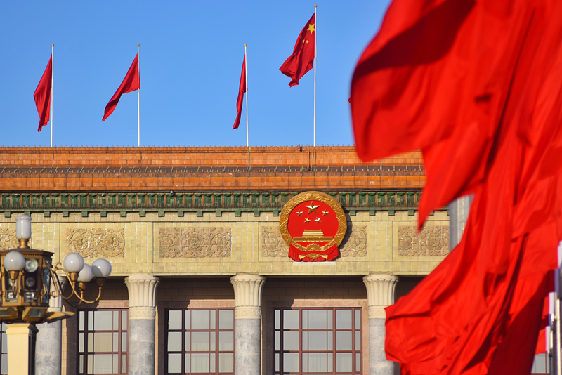 2024年3月8日，北京上空現(xiàn)“兩會藍(lán)”，人民大會堂前紅旗飄揚(yáng)。