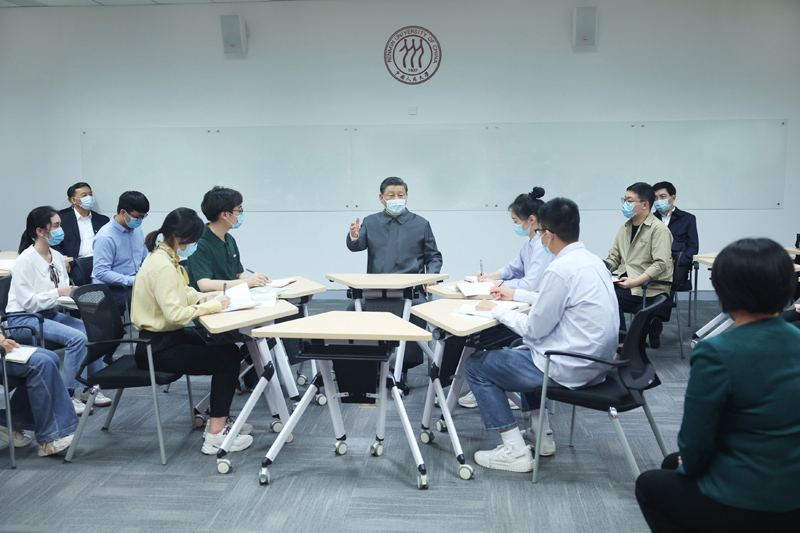 2022年4月25日，習(xí)近平總書(shū)記來(lái)到中國(guó)人民大學(xué)考察調(diào)研。這是總書(shū)記在立德樓觀(guān)摩思政課智慧教室現(xiàn)場(chǎng)教學(xué)并參與討論。