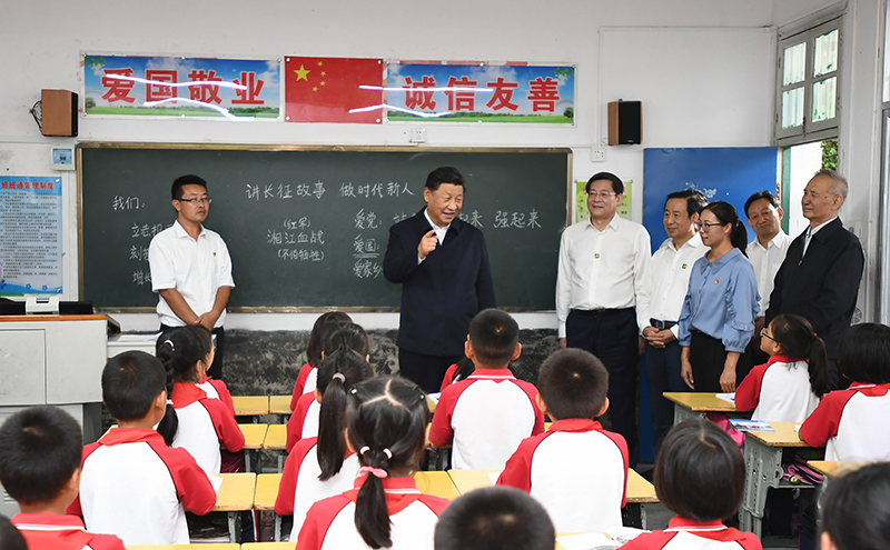 2020年9月16日，習(xí)近平總書(shū)記在湖南省郴州市汝城縣文明瑤族鄉(xiāng)第一片小學(xué)，同正在上思政課的同學(xué)們親切交流。