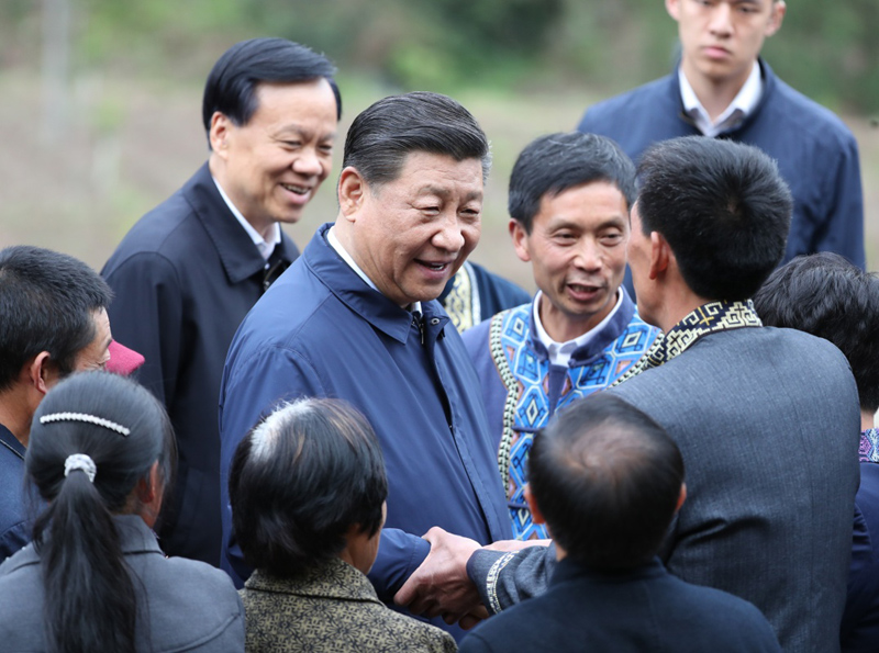 2019年4月15日至17日，中共中央總書記、國家主席、中央軍委主席習(xí)近平在重慶考察，并主持召開解決“兩不愁三保障”突出問題座談會。這是4月15日下午，習(xí)近平在石柱土家族自治縣中益鄉(xiāng)華溪村同村民親切交流。新華社記者 丁海濤 攝