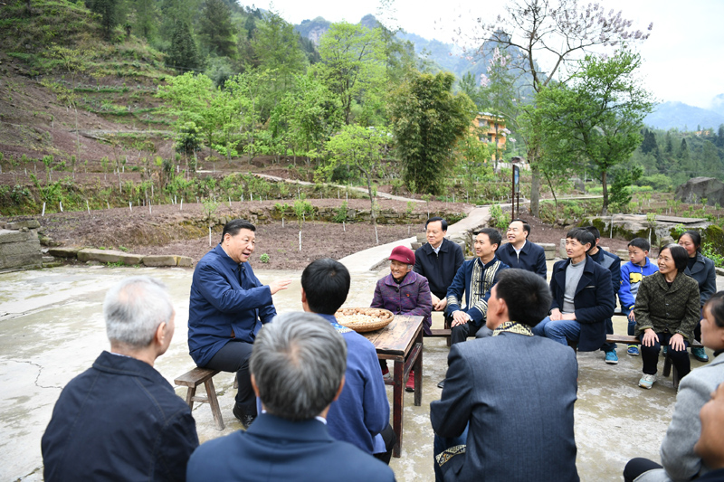 2019年4月15日至17日，中共中央總書記、國家主席、中央軍委主席習(xí)近平在重慶考察，并主持召開解決“兩不愁三保障”突出問題座談會。這是4月15日下午，習(xí)近平在石柱土家族自治縣中益鄉(xiāng)華溪村同村民代表、基層干部、扶貧干部、鄉(xiāng)村醫(yī)生等圍坐在一起，共話脫貧攻堅(jiān)。新華社記者 謝環(huán)馳 攝