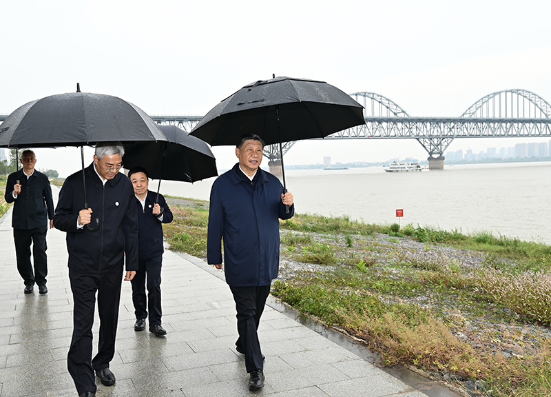 2023年10月10日至13日，中共中央總書記、國家主席、中央軍委主席習近平在江西考察。這是10日下午，習近平在長江國家文化公園九江城區(qū)段考察時，冒雨沿江堤步行察看沿岸風貌。新華社記者 謝環(huán)馳 攝