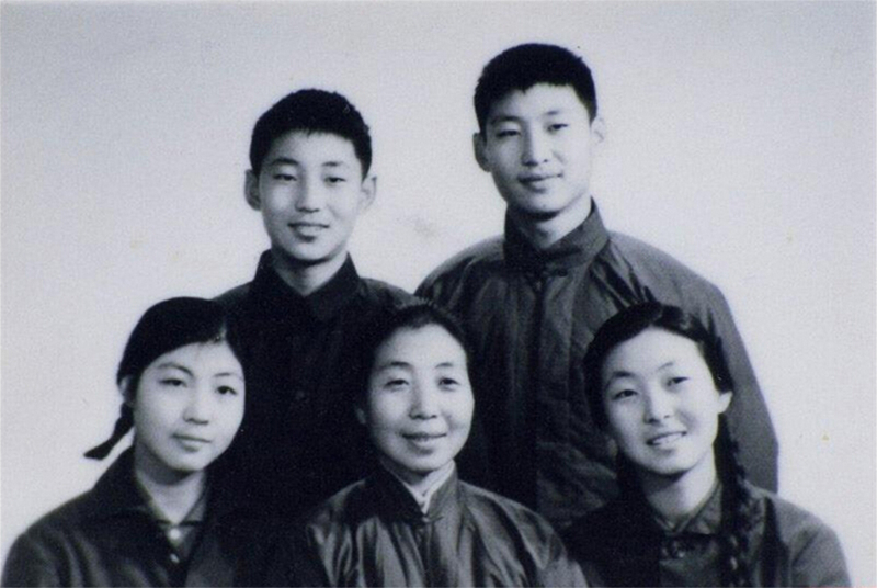 1972年冬，齊心和子女們。前排右起:齊橋橋、齊心、習安安。后排右起:習近平、習遠平。