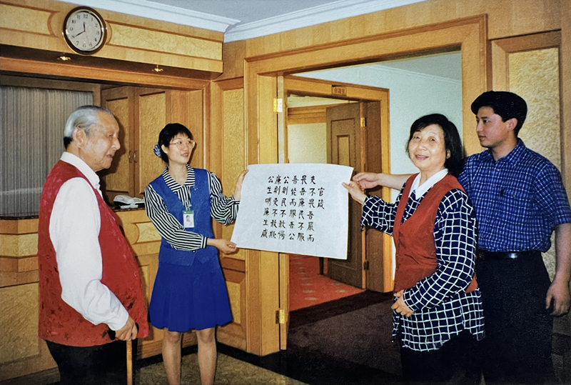 1999年3月，習仲勛欣賞齊心的書法作品《官箴》。