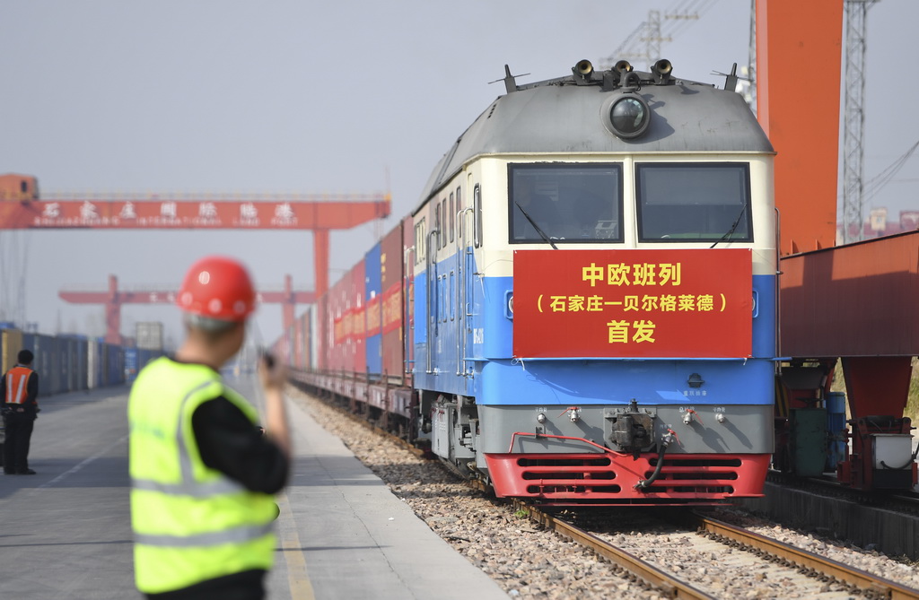 3月21日，滿載110個標(biāo)準(zhǔn)集裝箱貨物的中歐班列從石家莊國際陸港出發(fā)，駛往塞爾維亞共和國首都貝爾格萊德。新華社發(fā)（張曉峰攝）