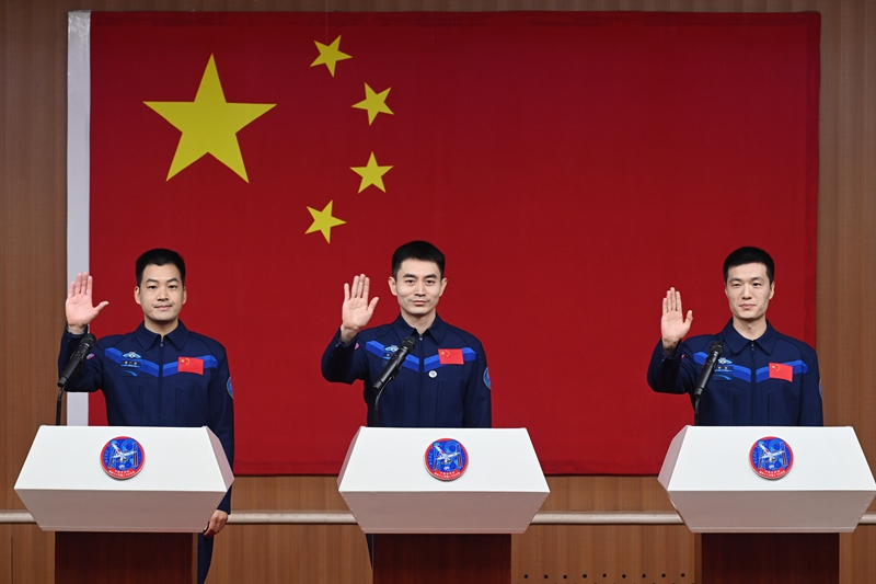 2024年月24日，神舟十八號載人飛行任務(wù)航天員葉光富（中）、李聰（右）、李廣蘇在酒泉衛(wèi)星發(fā)射中心問天閣與媒體記者集體見面。