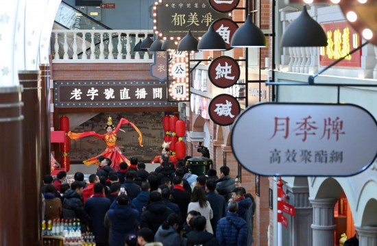 顧客在天津老字號(hào)集合店內(nèi)觀看演出。新華社記者 趙子碩 攝