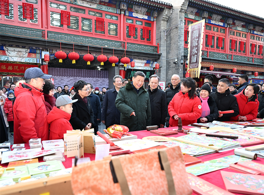 2024年2月1日下午，習(xí)近平在天津古文化街考察時(shí)，同店鋪員工和現(xiàn)場(chǎng)群眾互動(dòng)交流。新華社記者 謝環(huán)馳 攝