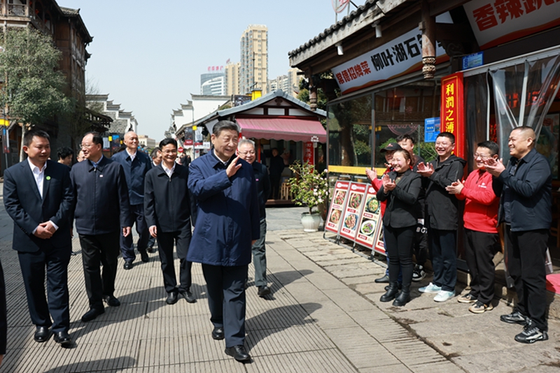2024年3月19日上午，習(xí)近平在常德河街考察時(shí)，同店主和游客親切交流。新華社記者 王曄 攝