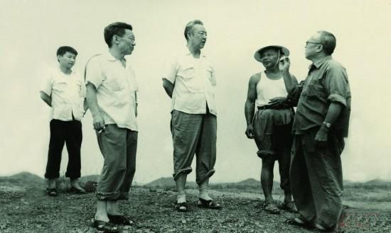 1978年8月，習(xí)仲勛（左三）在廣東惠陽(yáng)農(nóng)村調(diào)研。在清華大學(xué)讀書的習(xí)近平（左一）利用暑假時(shí)間參加社會(huì)實(shí)踐，隨同父親一起下鄉(xiāng)。