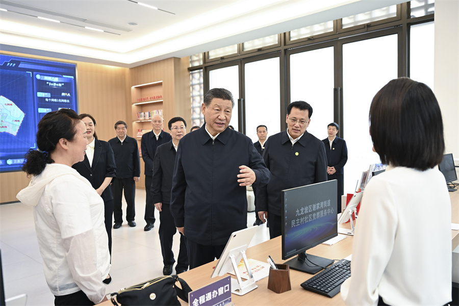 2024年4月22日至24日，中共中央總書記、國家主席、中央軍委主席習(xí)近平在重慶考察。這是22日下午，習(xí)近平在九龍坡區(qū)謝家灣街道民主村社區(qū)考察。新華社記者 謝環(huán)馳 攝