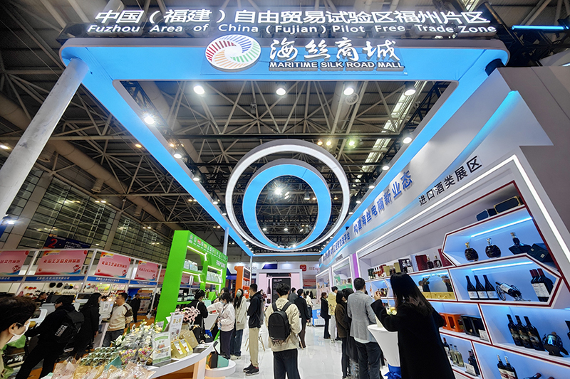 2024年3月18日，第四屆中國(guó)跨境電商交易會(huì)在福建福州開幕。展會(huì)聚焦“鏈接跨境全流域 共建電商新生態(tài)”，集聚全國(guó)80余個(gè)外貿(mào)產(chǎn)業(yè)帶的上千家供應(yīng)鏈企業(yè)。