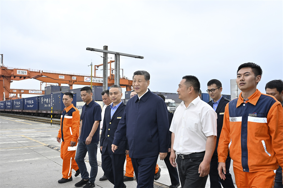 2024年4月22日至24日，中共中央總書記、國家主席、中央軍委主席習(xí)近平在重慶考察。這是22日下午，習(xí)近平在重慶國際物流樞紐園區(qū)重慶鐵路集裝箱中心站，同貨車司機(jī)、列車司機(jī)、裝卸工人、場站管理人員等親切交流。新華社記者 岳月偉 攝
