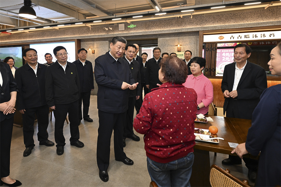 2024年4月22日下午，習(xí)近平在九龍坡區(qū)謝家灣街道民主村社區(qū)考察時，同正在社區(qū)食堂就餐的群眾親切交流。新華社記者 謝環(huán)馳 攝
