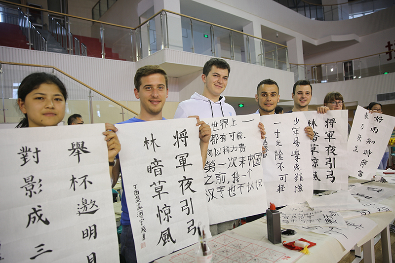 2017年6月5日，來自青島大學(xué)和中國石油大學(xué)（華東）的外國留學(xué)生在展示剛剛現(xiàn)場(chǎng)完成的書法作品。