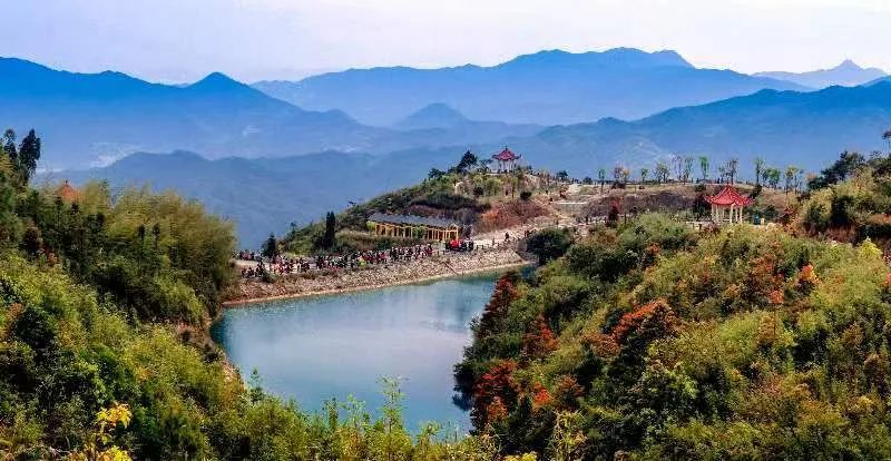 圖為游客們到軍營村七彩池欣賞美景。廈門市委宣傳部供圖