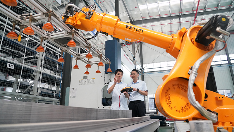 2023年8月26日，武漢，湖北長(zhǎng)江電氣有限公司智能車間，工作人員正在操作智能機(jī)械臂。
