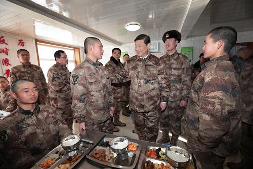 2014年1月26日中午，習(xí)近平來到連隊(duì)食堂，同戰(zhàn)士們一起用餐。新華社記者 李剛 攝