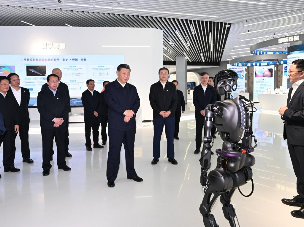 2023年11月28日下午，習(xí)近平在浦東新區(qū)張江科學(xué)城參觀上?？萍紕?chuàng)新成果展。新華社記者 謝環(huán)馳 攝