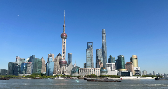 沿蘇州河遠(yuǎn)眺陸家嘴城市建筑群。人民網(wǎng) 馬作鵬 攝