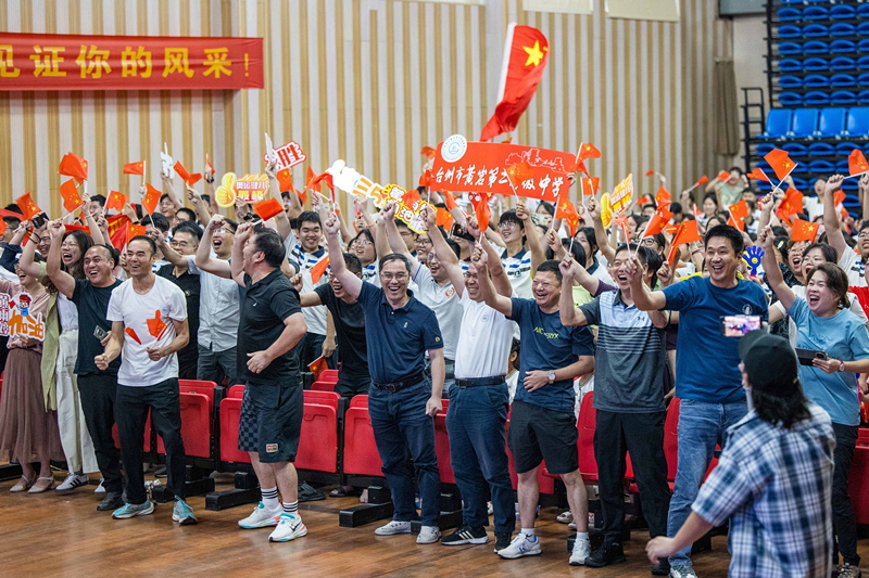 北京時(shí)間7月27日，2024年巴黎奧運(yùn)會(huì)首個(gè)比賽日，在射擊10米氣步槍混合團(tuán)體比賽中，中國選手黃雨婷/盛李豪獲得金牌。圖為黃雨婷的母校師生們通過收看奧運(yùn)直播的方式為她加油助威。