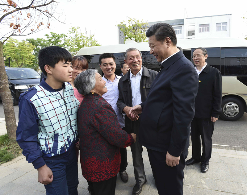 2016年4月25日，習(xí)近平在安徽省滁州市鳳陽(yáng)縣小崗村看望當(dāng)年大包干帶頭人嚴(yán)金昌（右三）一家。